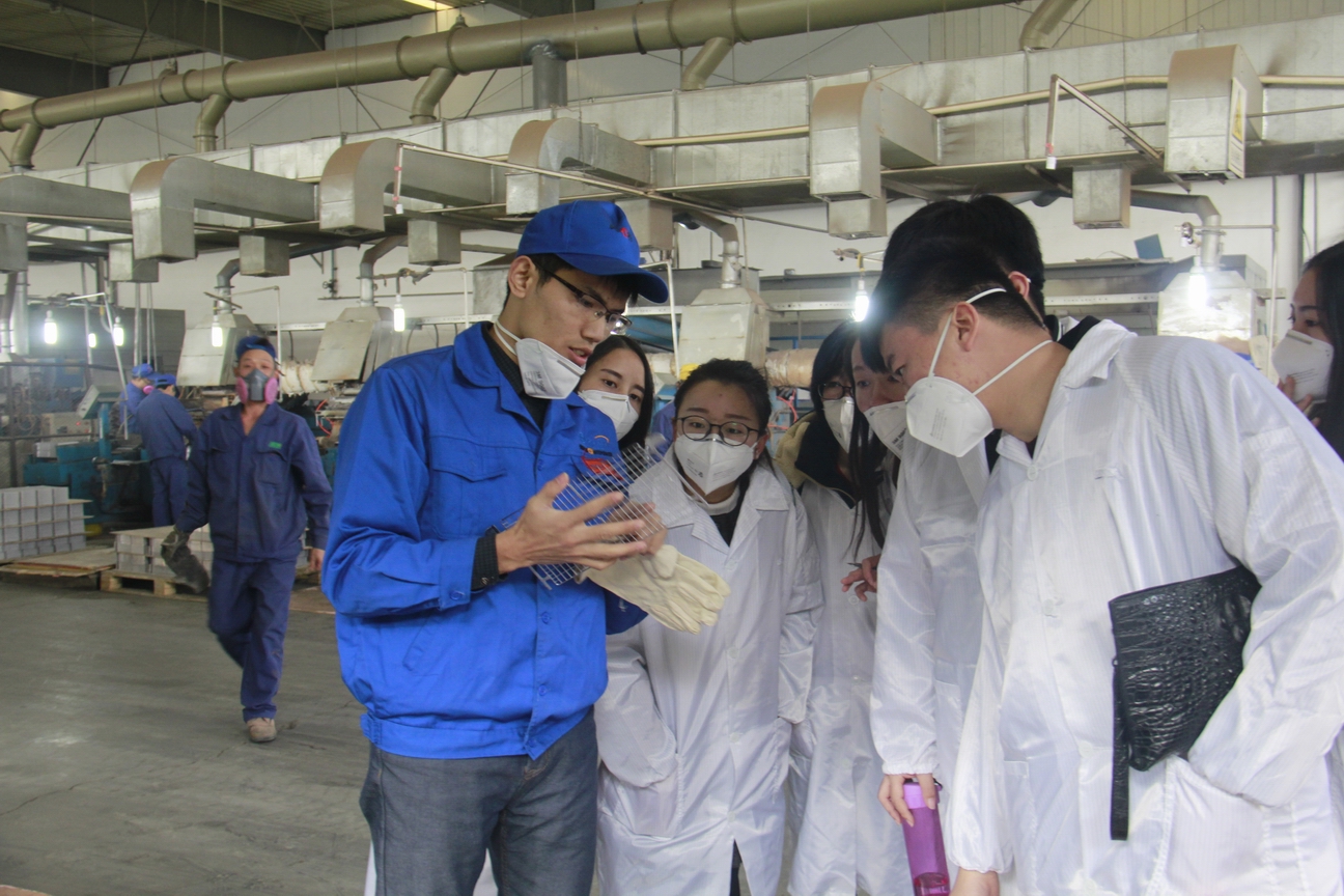 凯发娱乐
研究生到烽火科技银泰电源公司开展社会实践活动